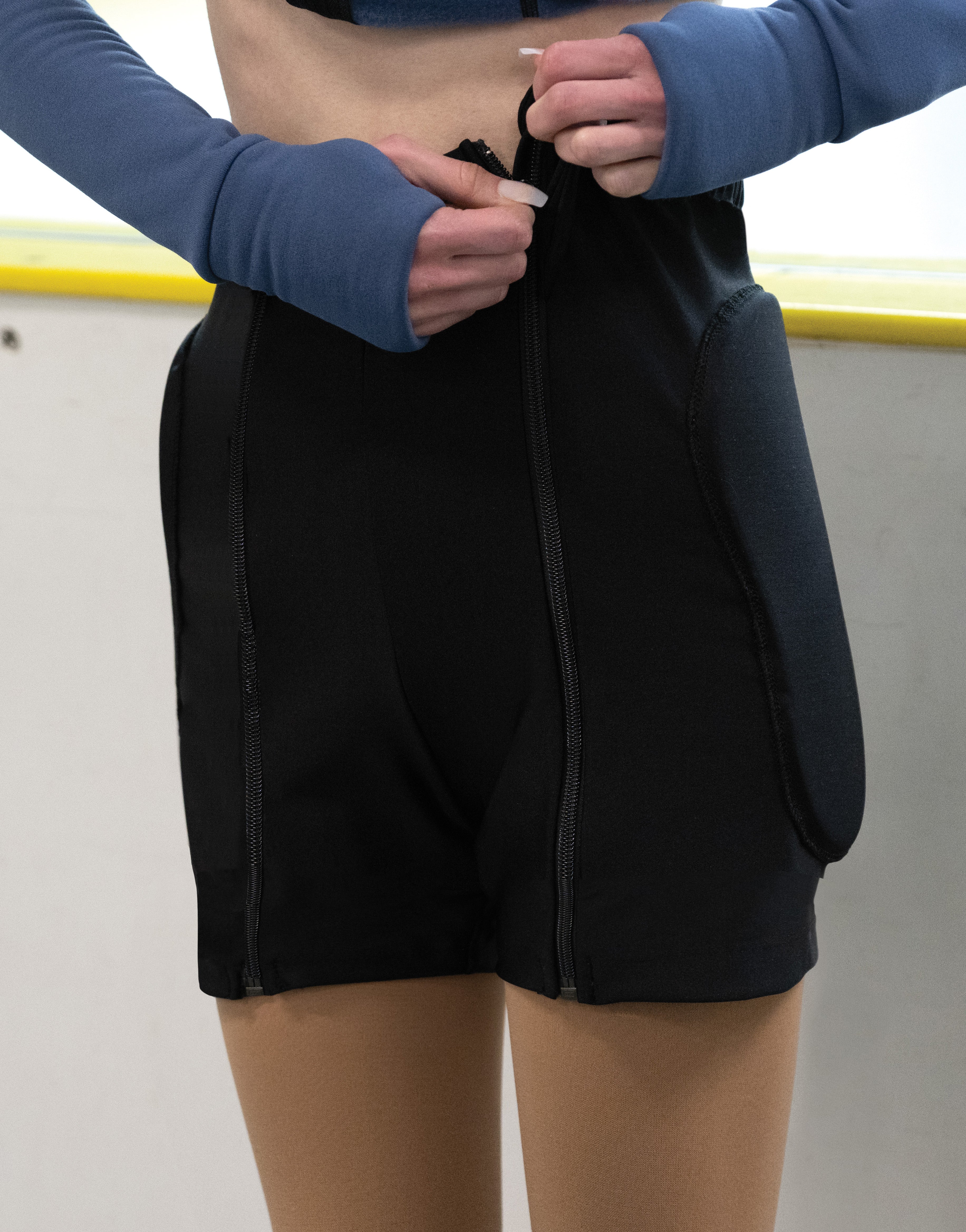 JR857 Zip-Off Padded Shorts with zipper detail